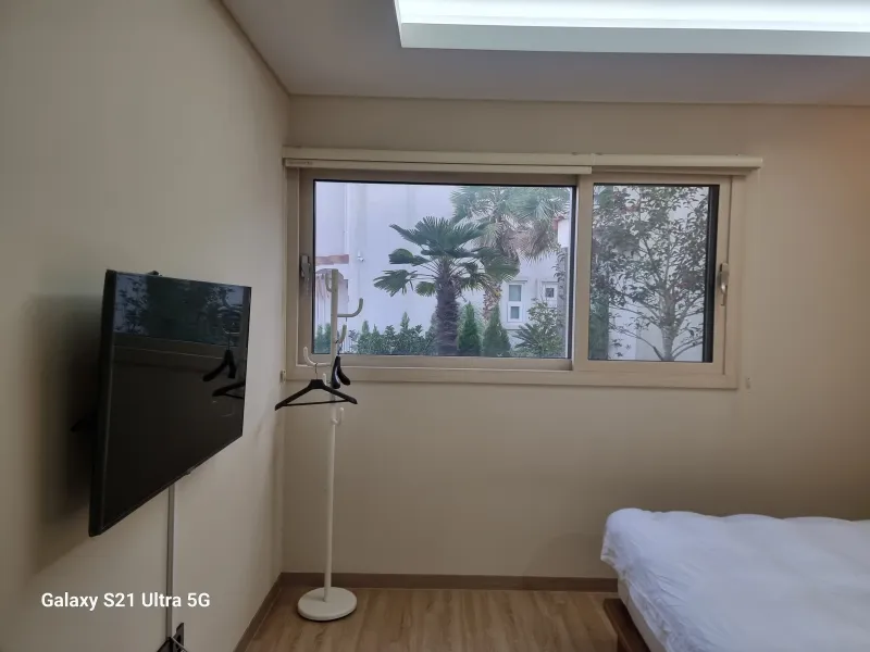 [Aewol, Jeju] A cozy, white-toned, three-room, two-story house with a private pool. 5