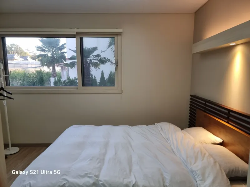 [Aewol, Jeju] A cozy, white-toned, three-room, two-story house with a private pool. 3