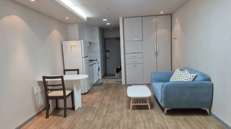 [Anyang] A clean, remodeled officetel, a 1-minute walk from Indeokwon Station Exit 2. 5