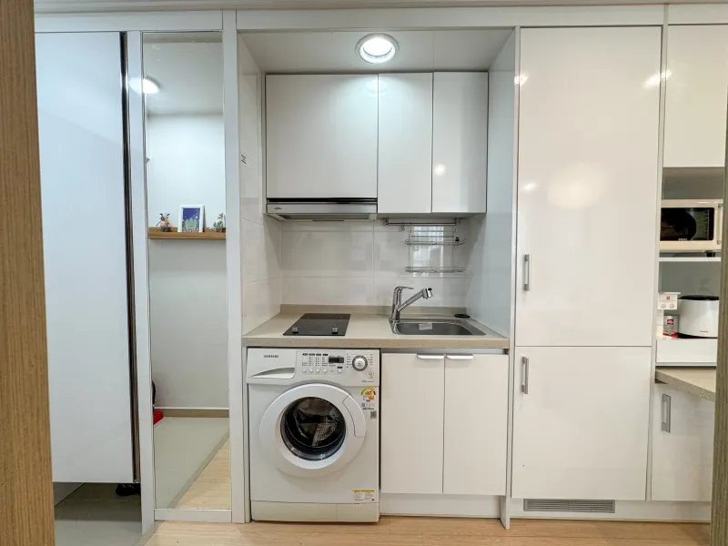 [Jongno, Seoul] 1 minute from Dongmyo Station, modern sky view, spacious studio on the 17th floor. 17