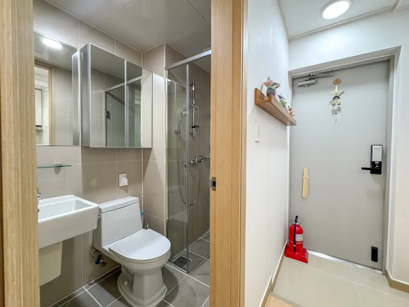 [Jongno, Seoul] 1 minute from Dongmyo Station, modern sky view, spacious studio on the 17th floor. 16