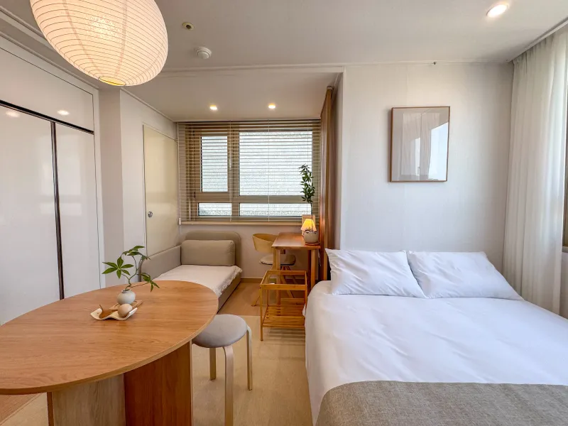 [Jongno, Seoul] 1 minute from Dongmyo Station, modern sky view, spacious studio on the 17th floor. 2