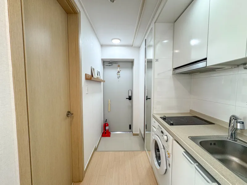[Jongno, Seoul] 1 minute from Dongmyo Station, modern sky view, spacious studio on the 17th floor. 20