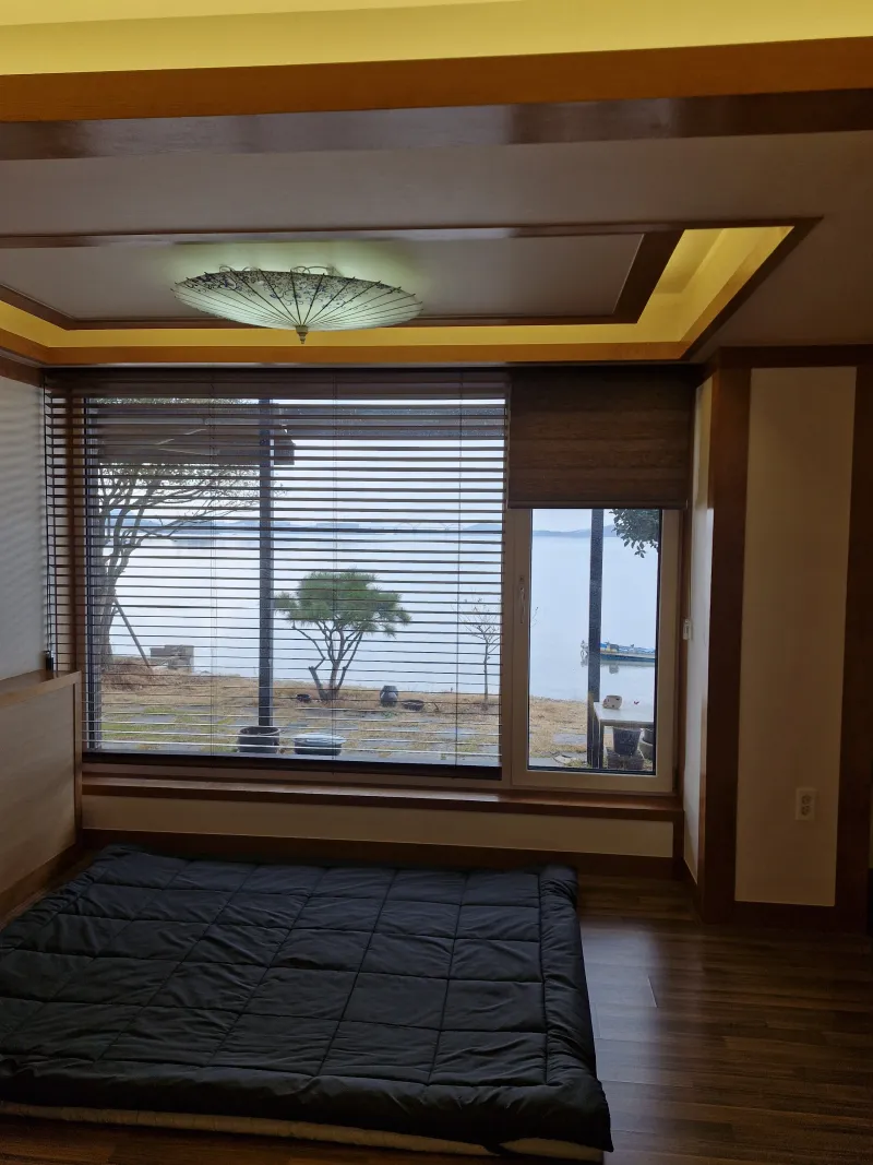 [Muan] A house with a yard overlooking the sea 2