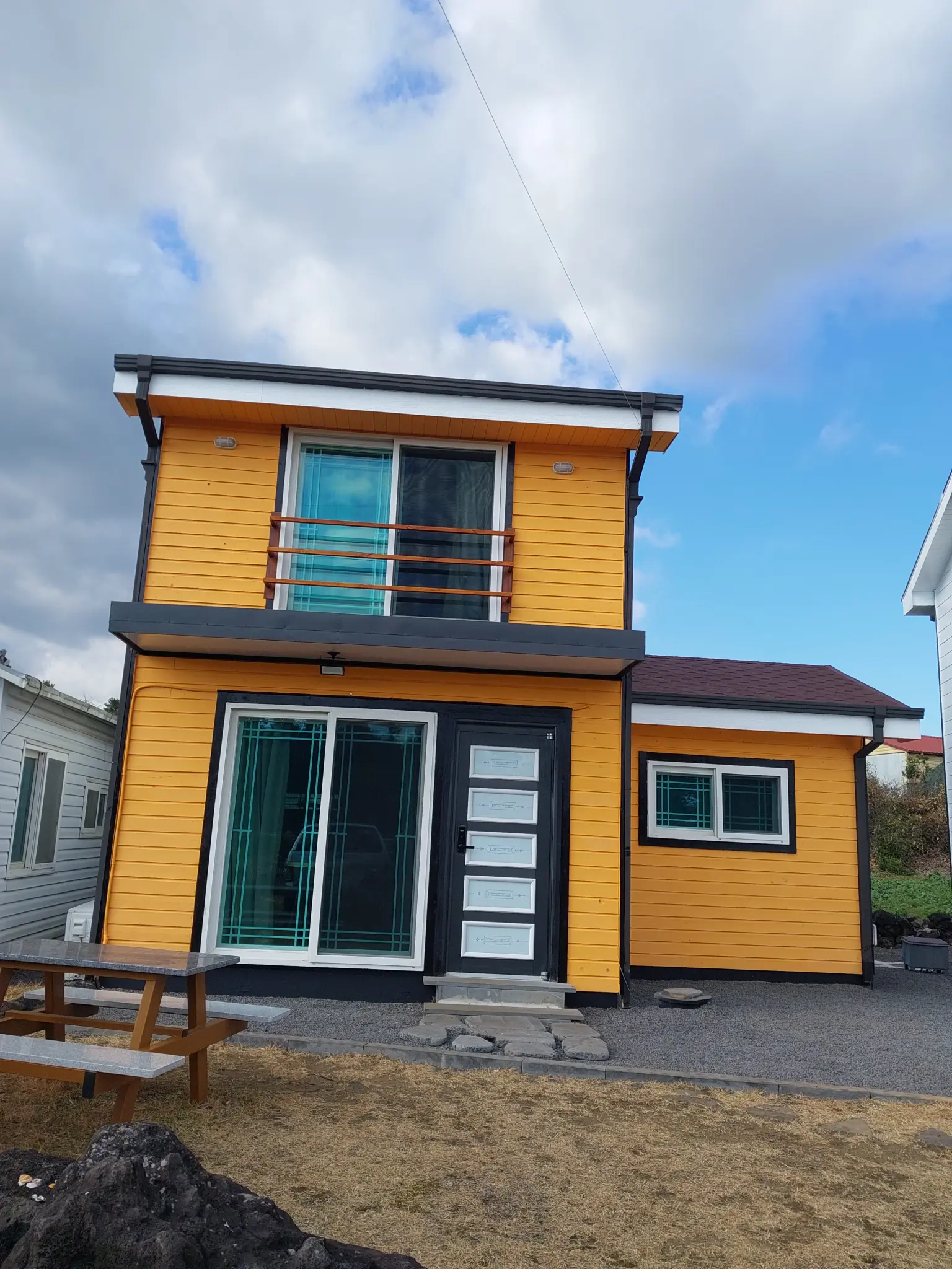 with a yard & countryside stay Entire House 2BR & sleeps 4 Two-story detached house with a view of the sunrise in the eastern sky of Seongsan Cover Photo