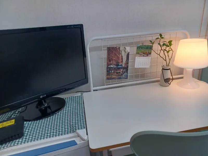 [Seocho, Seoul][Gangnam] Overwhelming Location! 3 minutes from the station, large windows, private bathroom (43 sq ft). 2