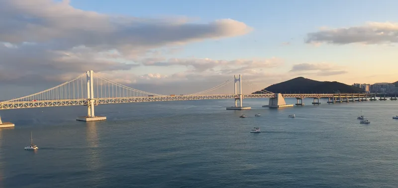 [Suyeong, Busan] 2-room apartment with a fantastic front view of Gwangan Bridge, available for 10 people at a special price. 24