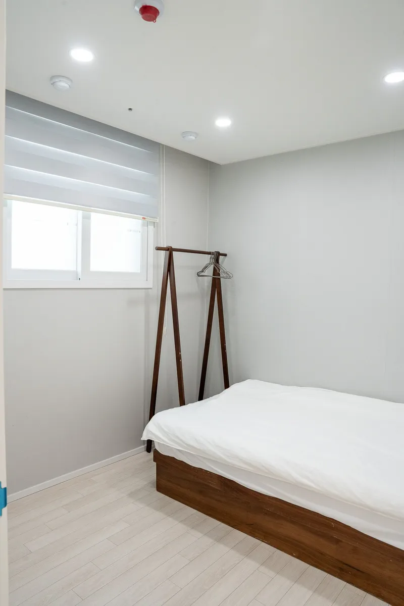 [Bupyeong, Incheon] 5 minutes walk to the station/Cozy house with good lighting in the immediate vicinity of the station/3 rooms, 2 bathrooms, 4 beds 4
