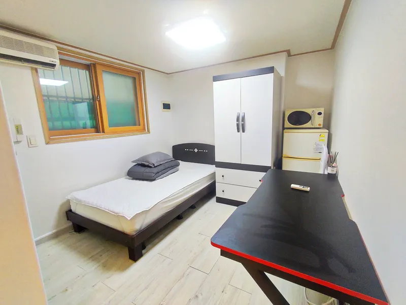 [Gwanak, Seoul] 8 minutes walk from Sillim Station and Danggok Station, 101. Semi-basement 5