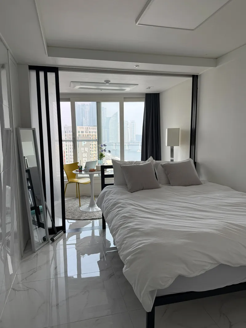 [Suyeong, Busan] 3-minute walk from Gwangalli Beach, newly built, high-rise, ocean view, fully furnished 4