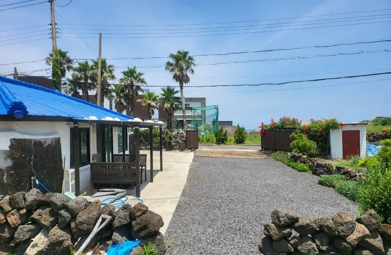 [Gujwa, Jeju] Woljeong Olle-gil Farmhouse #Wide Yard #Camping #5 Minutes to the Beach #Stone Wall #Parking Lot 17