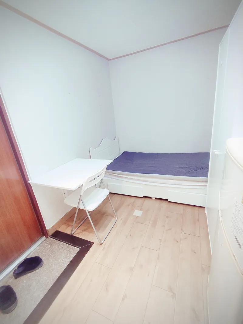 [Gwanak, Seoul] Sillim Station. Danggok Station. 8 min walk. Room 205 2