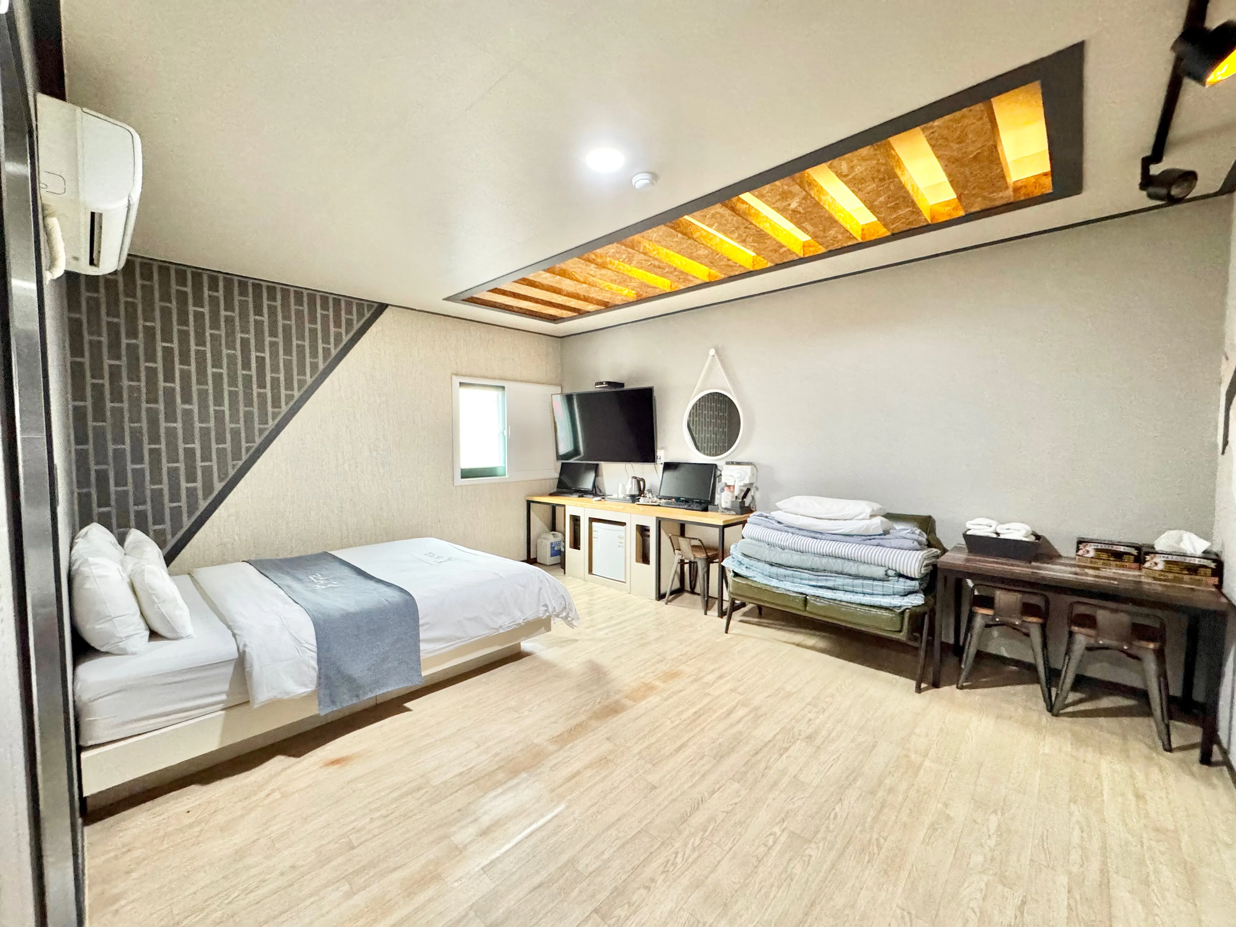 Yeongtong-dong One-Bedroom Near Station