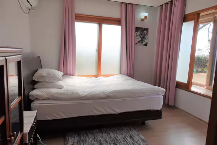 [Hallim, Jeju] Stone Wall House S with a lawn yard and stone wall 2