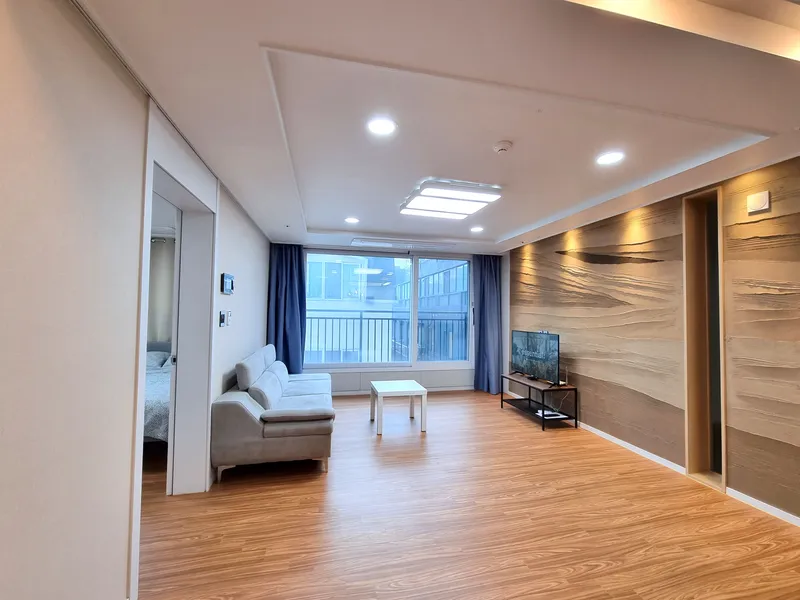 [Nohyeong-dong, Jeju] 10 mins from the airport│6 guests│Spacious accommodation with 3 bedrooms and 2 bathrooms│Nohyeong center│Recommended for travel, gatherings, and families 10