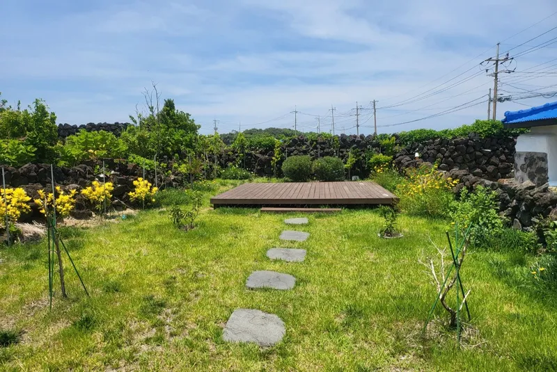 [Gujwa, Jeju] Woljeong Olle-gil Farmhouse #Wide Yard #Camping #5 Minutes to the Beach #Stone Wall #Parking Lot 23