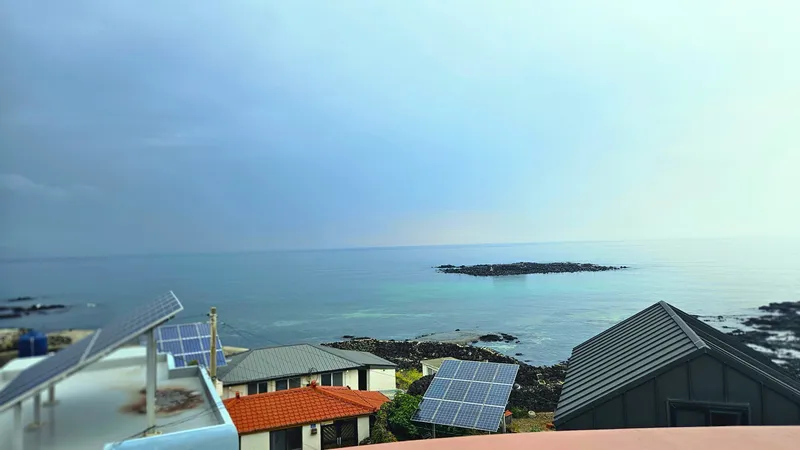 [제주 구좌] 조용한 동네의 마당 있는 복층형 주택, 바다 도보 2분 33