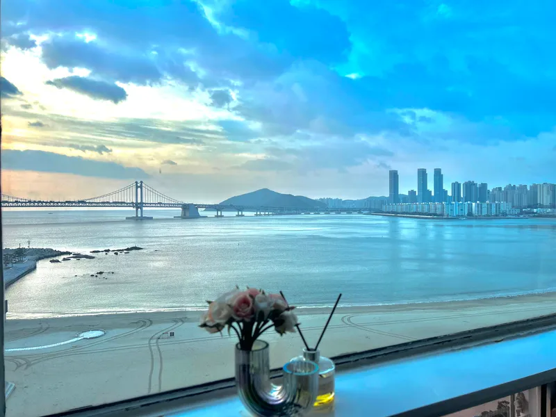 [Suyeong, Busan] Two queen beds OK, prime spot for Gwangan Bridge view/drone show OK, 1 minute walk to the beach OK 4