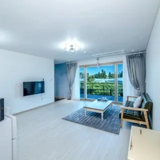 [Namwon, Seogwipo][Room 103] Private Family Space Terrace 2 Party Rooms 2 Large Rooms 2 Bathrooms 1 Living Room 8