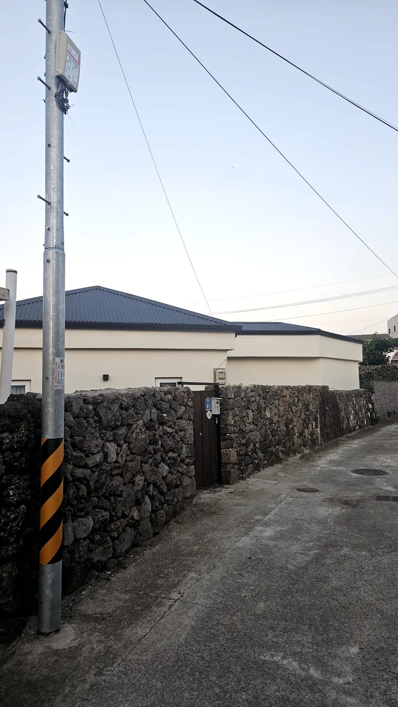 [Hallim, Jeju] A pretty remodeled old house with a stone wall and a yard. 14