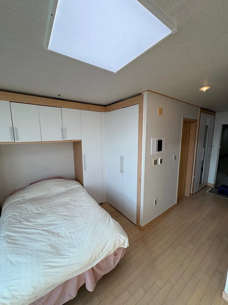 [Seodaemun, Seoul] Sun-filled officetel in front of Sinchon Station 9
