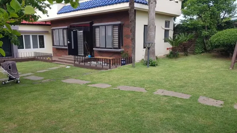 [Hallim, Jeju] Stone Wall House S with a lawn yard and stone wall 11