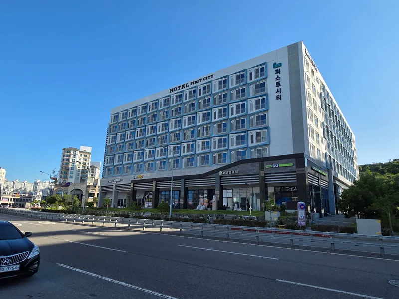 [Yeosu] Yeosu Beach Marina Yacht Club, waterfront swimming pool, romantic pojangmacha (traditional Korean food stall), and free parking are located in front of the accommodation. 19