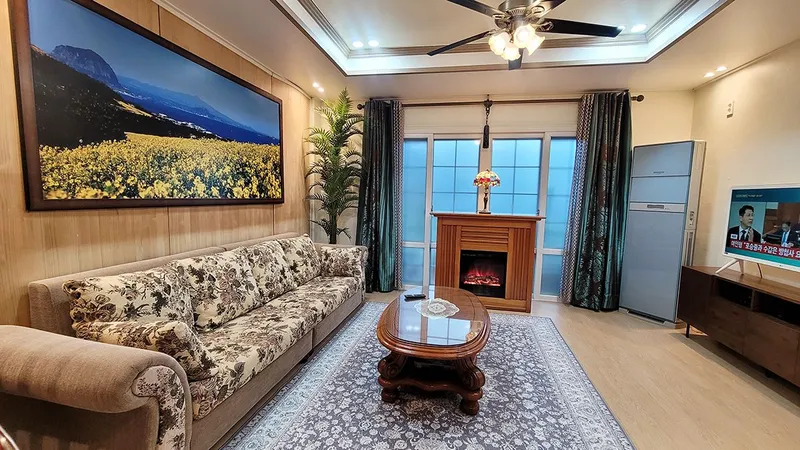 [Aewol, Jeju] 40-pyeong duplex, 3 bedrooms, 2 bathrooms, lawn yard, BBQ, convenience store 10 seconds away 35