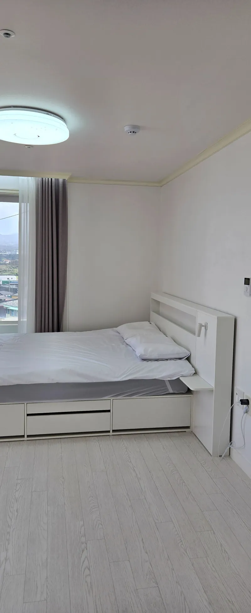 [Jocheon, Jeju] Nordic-style full-service officetel 3 minutes walk away 3