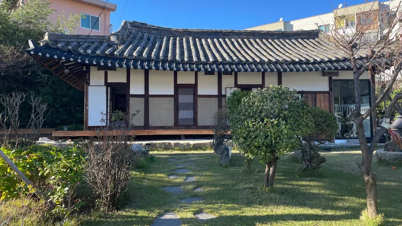 [Gangneung] 3-room Hanok detached house with a 100-pyeong wide yard 27