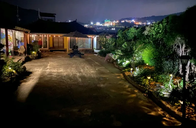 [Namhae] 141 pyeong independent Korean house with beautiful rafters, 5 minutes walk from German Village & the sea 58