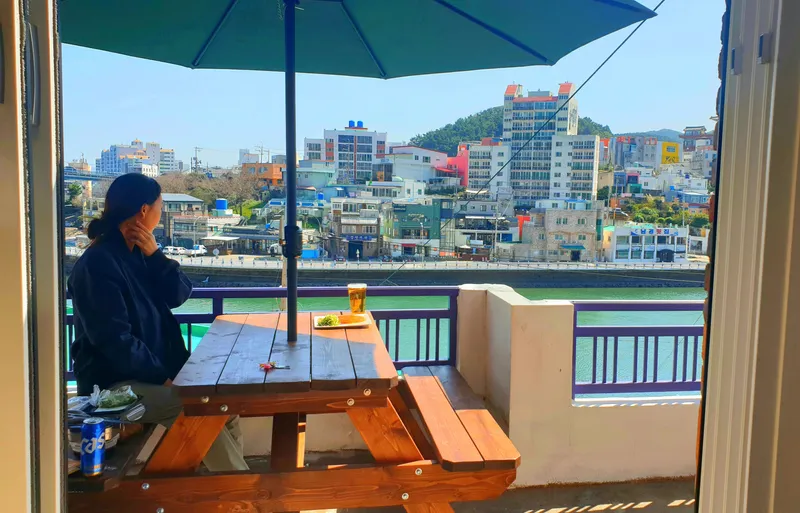 [경남 통영] 통영의 낭만적인 바다뷰를 담은 주택 2층 13