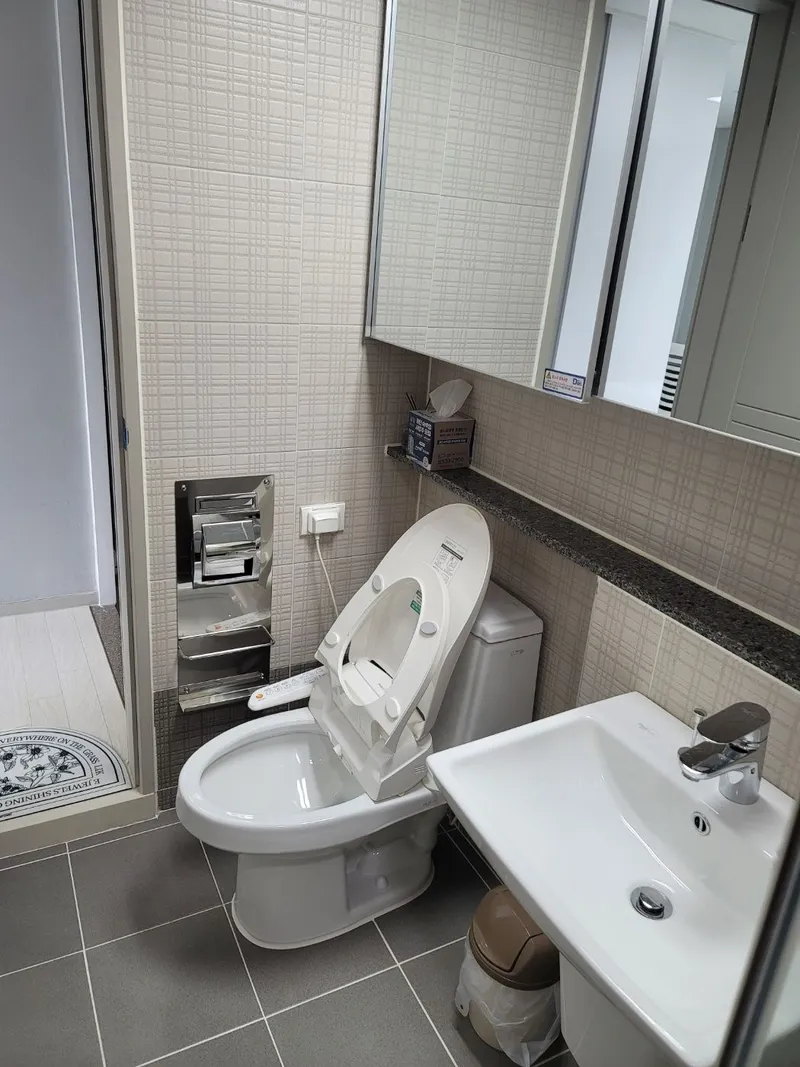 [Donghae] Room 1210 Latex Queen Bed + Additional Desk 5