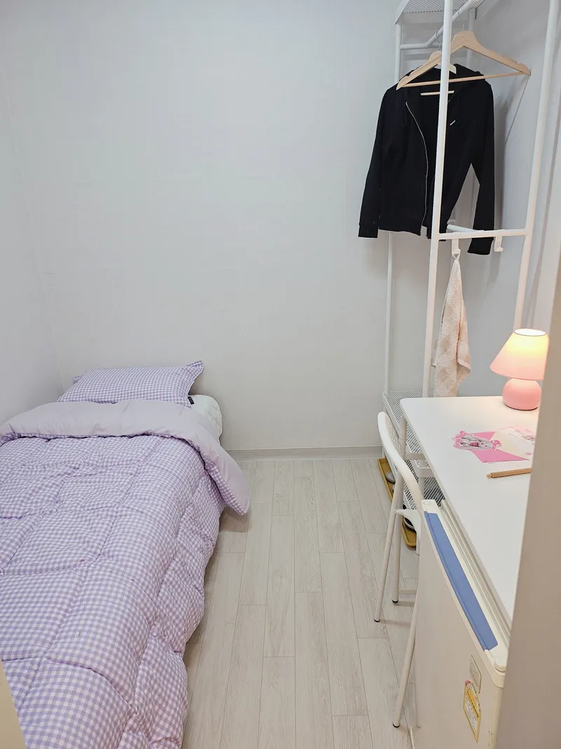 [Seongnam][Bundang] 10 minutes from Pangyo, 1 minute from Seohyeon Station, women-only studio apartment 3