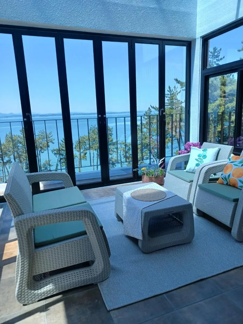 [Namhae] A place where you can take in the red sunset sky and blue sea at a glance 21