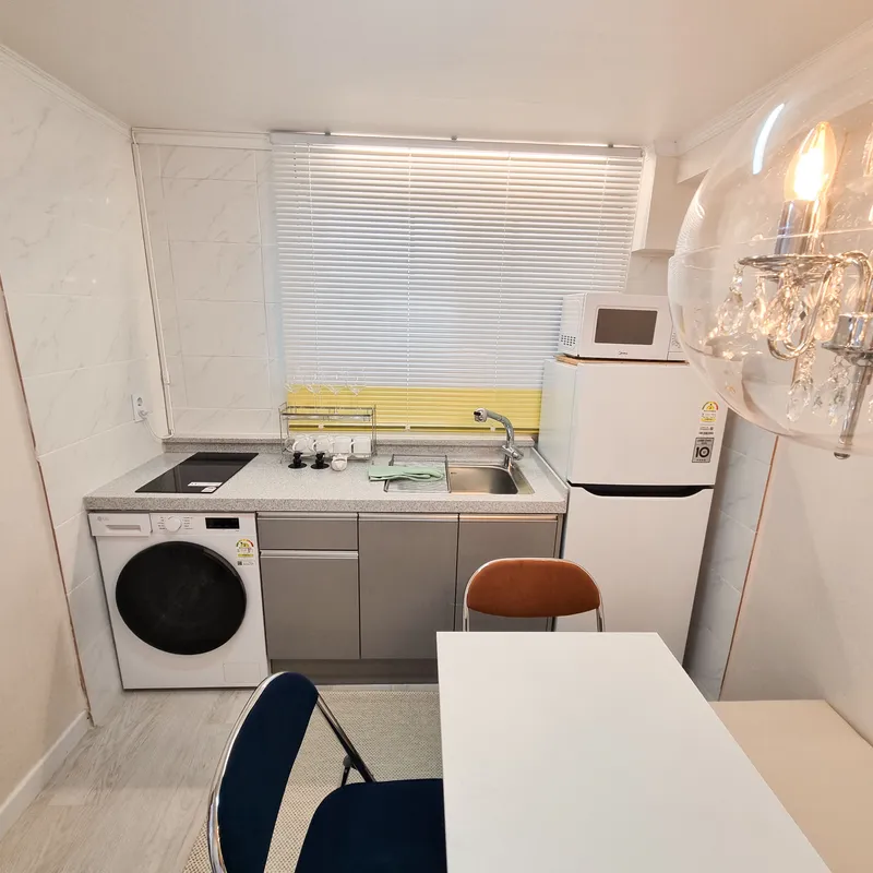 [Seocho, Seoul] Gangnam Shinnonhyeon 1st floor remodeled fully furnished queen 2 room 3 10