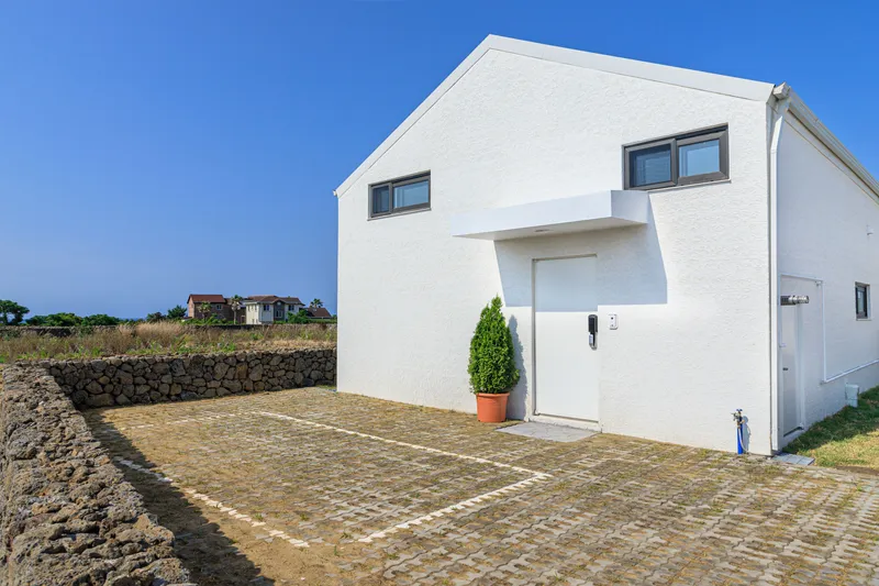 [Daejeong, Seogwipo] Outdoor Jacuzzi / Family Pension / Two-Room / Standard for 4 / Lawn Yard / BBQ Available 29
