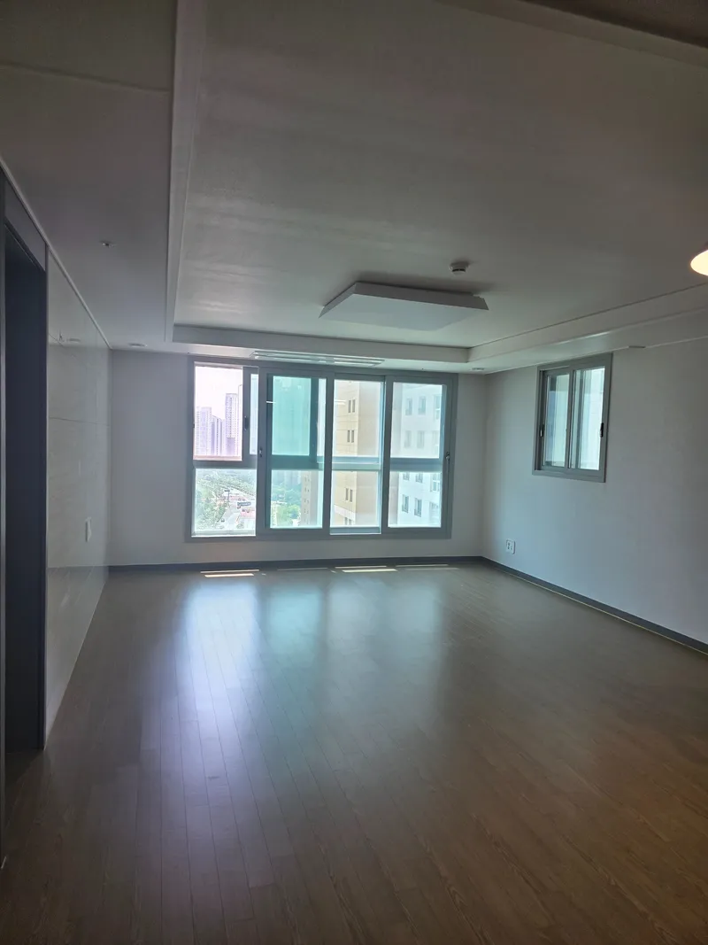 [Yeonsu, Incheon] 10-person ocean view full air conditioning 35 pyeong newly built 4-room apt 36