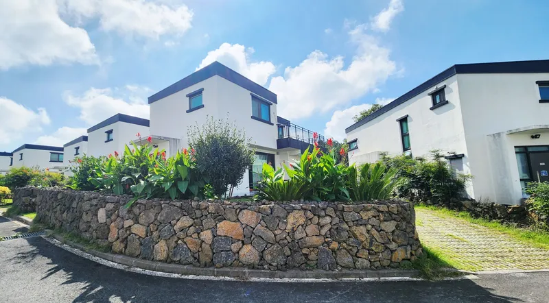 [Hallim, Jeju] 5 minutes by car from Hyeopjae, Geumneung, and Biyangdo, a two-story, stone-walled townhouse 32