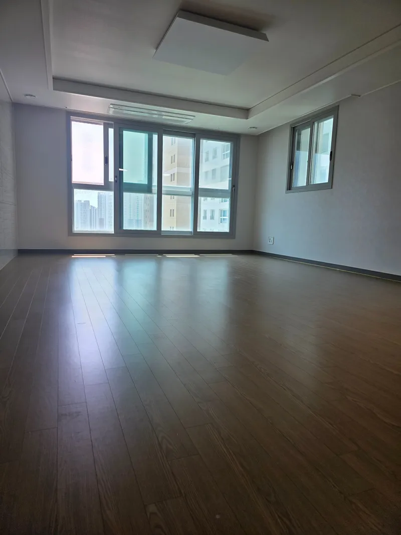 [Yeonsu, Incheon] 10-person ocean view full air conditioning 35 pyeong newly built 4-room apt 4
