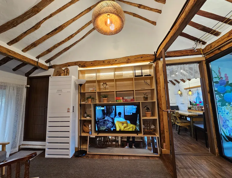 [Namhae] 141 pyeong independent Korean house with beautiful rafters, 5 minutes walk from German Village & the sea 17