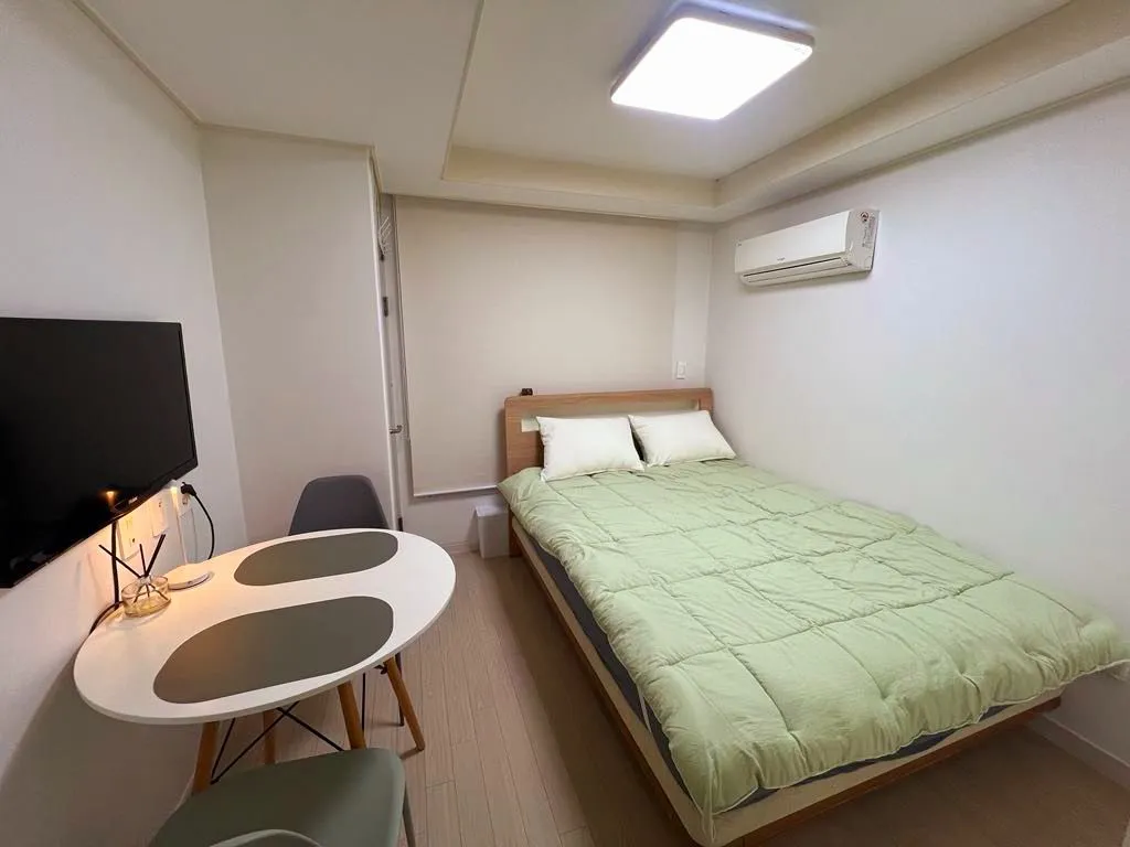 Yeoksam-dong Transit-Friendly One-Bedroom Apartment