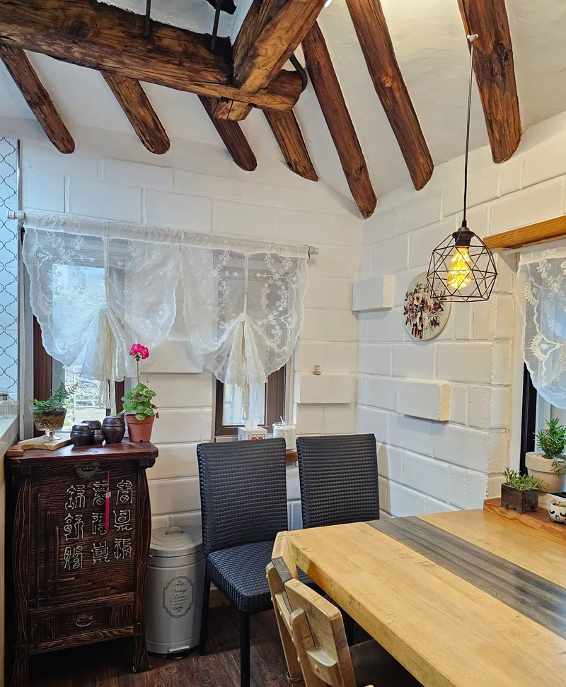 [Namhae] 141 pyeong independent Korean house with beautiful rafters, 5 minutes walk from German Village & the sea 32