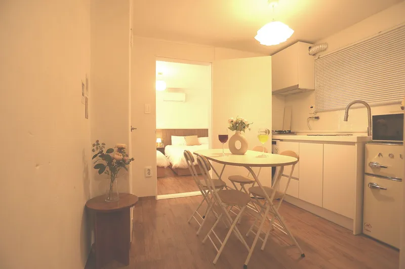[Mapo, Seoul] 3-minute walk from Ewha Womans University Station, up to 5 people, 3 beds, fully equipped two-room with washing and drying facilities 36