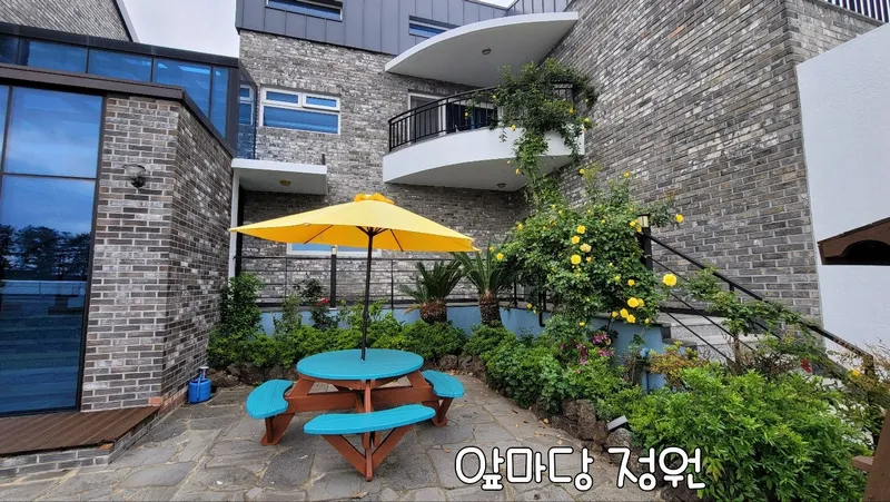 [Namwon, Seogwipo][Room 203] Spacious 2-person spa with cool view terrace and cool duplex 45