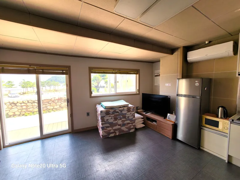 [Yangyang] Right in front of the beach, a seaside fishing village, Ondol one-room (1st floor, room 102) 13