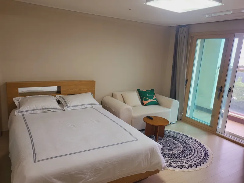[Jocheon, Jeju] A terrace accommodation with a fantastic view of Hamdeok's sea, lake, and Jukdo Island. 4