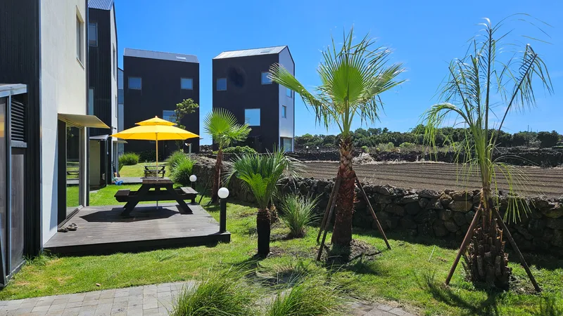 [Gujwa, Jeju] A detached house with a beautiful view of the sea, stone walls, and fields, 30 seconds from the entrance to the complex. 112