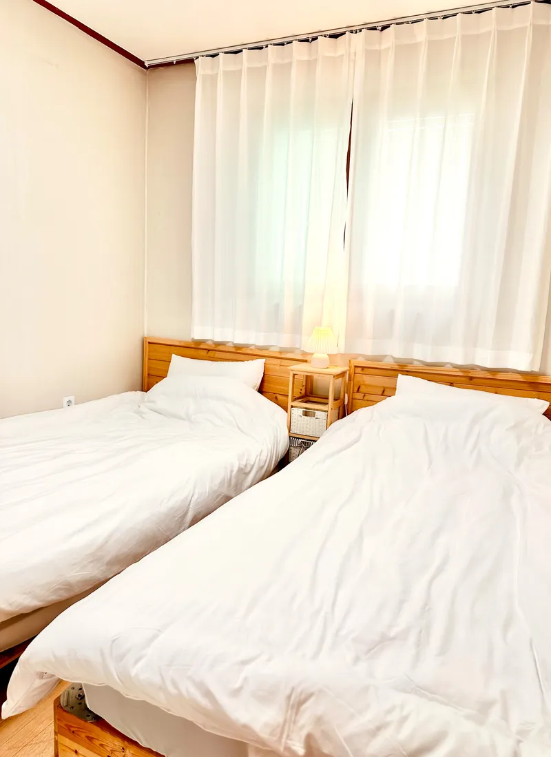 [Mapo, Seoul] Spacious Living Room, Private Use, Yeonnam-dong 3-Room House, Up to 10 People, Hongik University Entrance, Yeontral Park 5