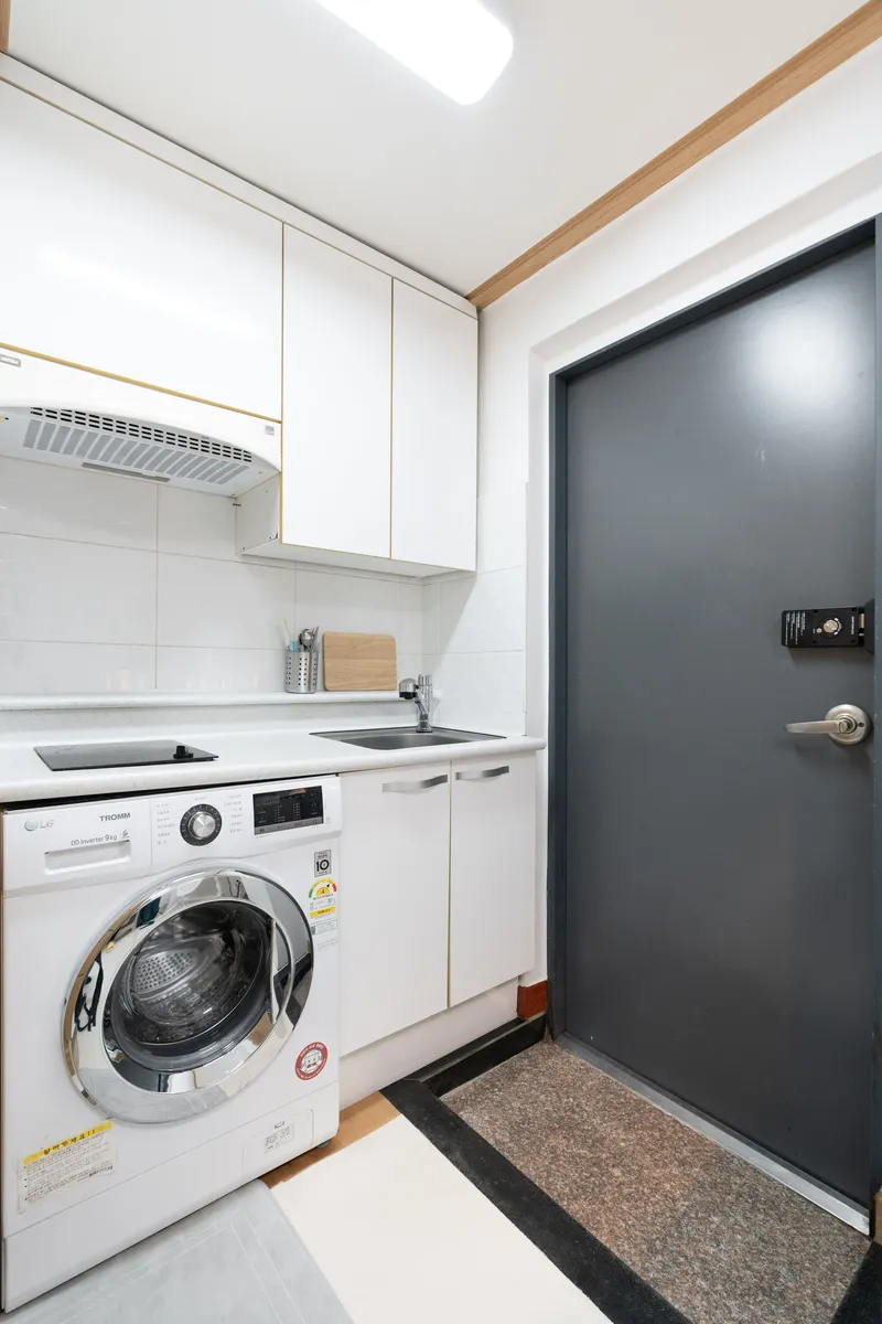 [Mapo, Seoul] 10 minutes walk from Hongik Univ. Station, Yeonam-dong 19